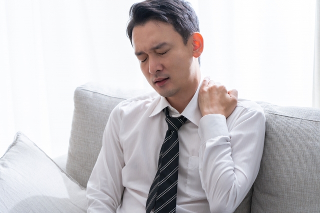 肩や腕の不調を抱える男性のイメージ