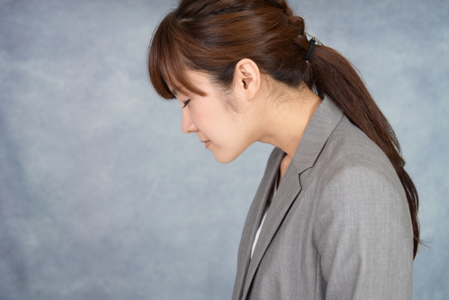 背中が丸まり前かがみになった姿勢のイメージ