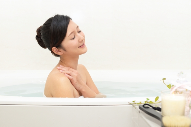 お風呂に入って疲れを癒やす女性のイメージ