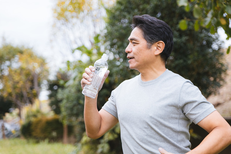 コップの水で水分補給をする様子