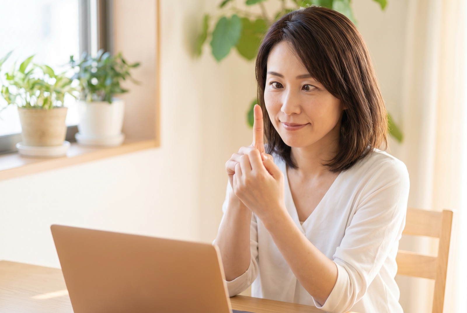 指先を見つめて目の焦点を近くに合わせる女性