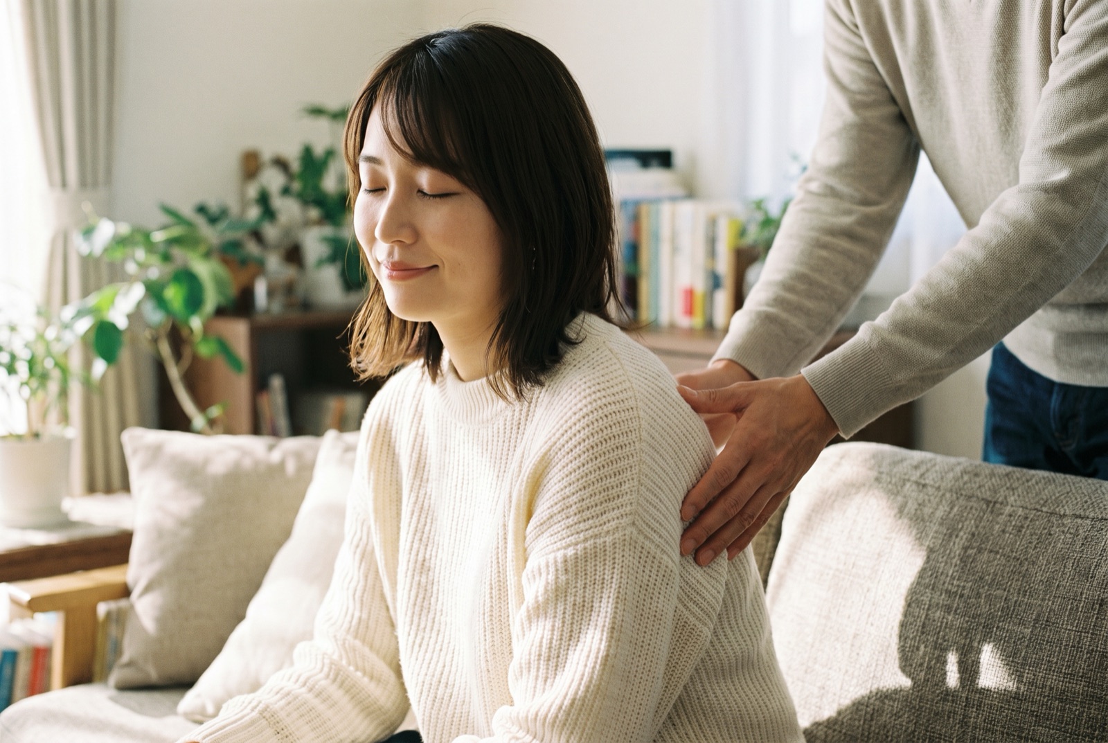 背中に家族の手のひらをそっと当てられ、目を閉じて穏やかな表情をしている女性